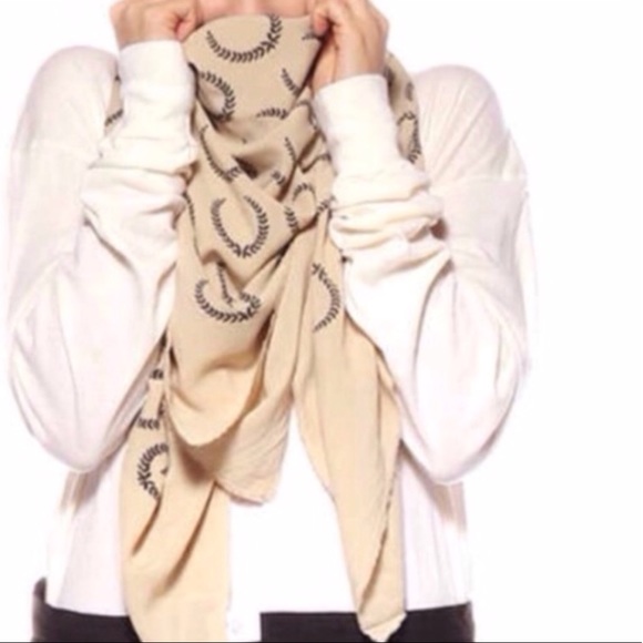 NWT Wildfox Laurel Garden Scarf - Picture 2 of 6